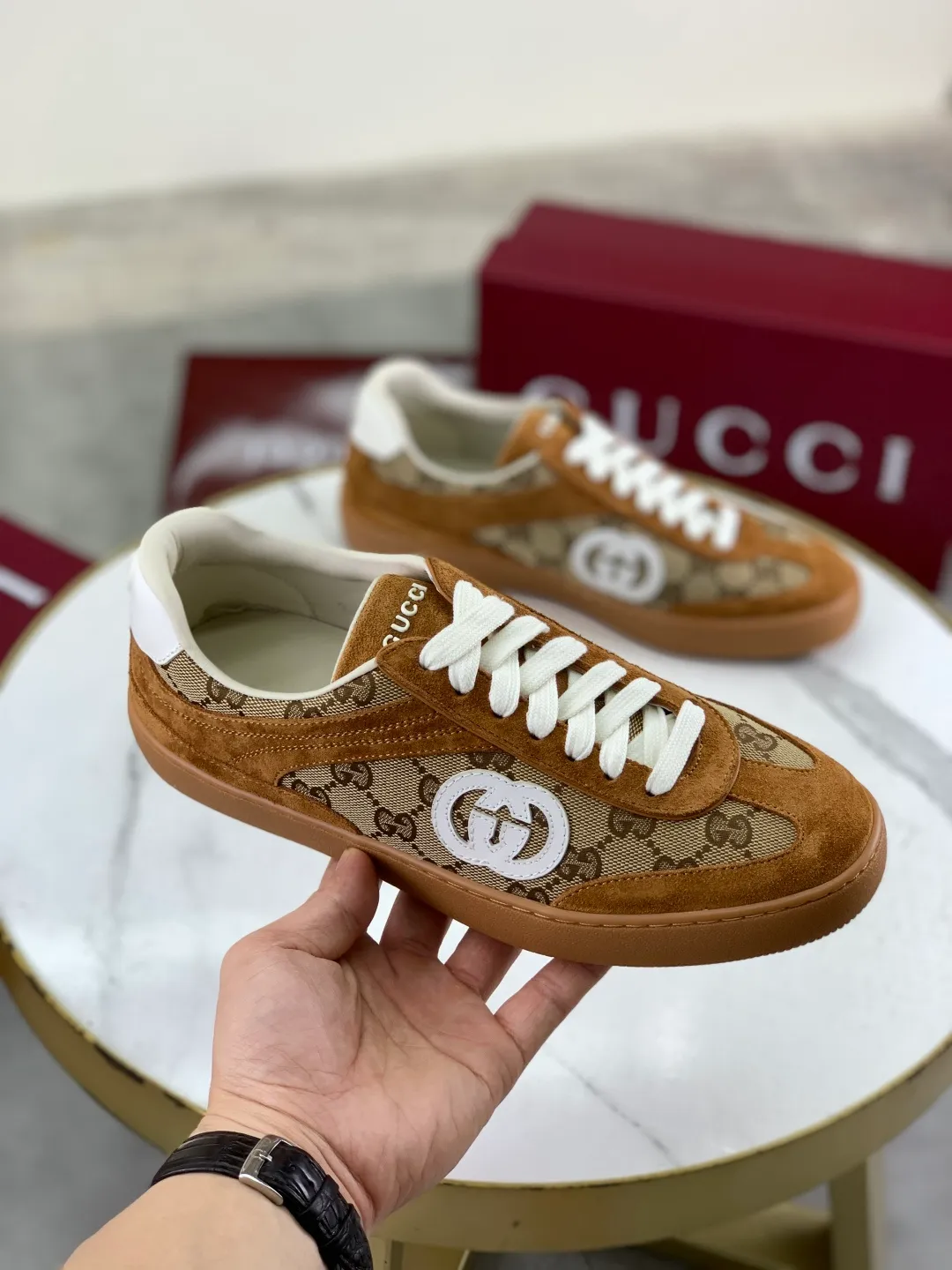 Men's shoes 💰P562 New GUCCI classic design moral training element catwalk model, matching version of top quality moral training shoes for men and women. Epoxy logo process is concave and convex, matching oil edge technology, punched cowhide cloth surface, suede cowhide surface splicing, breathable and not stuffy, the original overlasted shoe model is comfortable on the feet.  Fabric: Matched leather + cloth + mesh Lining: Water-dyed sheepskin Foot: Water-dyed sheepskin Outsole: Original molded TP matching environmentally friendly material Packaging: Top counter full set of packaging Female 35-42 (Female 41.42. Customized) Male 39-46 (46 customized)